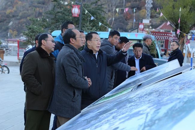 11、張學(xué)武董事長(zhǎng)考察迪慶州阿墩子古城規(guī)劃建設(shè)情況_副本.jpg
