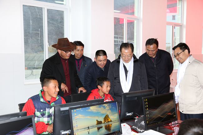 10、張學(xué)武董事長(zhǎng)一行在集團(tuán)捐助的德欽縣“希望之星”電腦室考察，并饒有興致地教授學(xué)生使用搜索引擎_副本.jpg