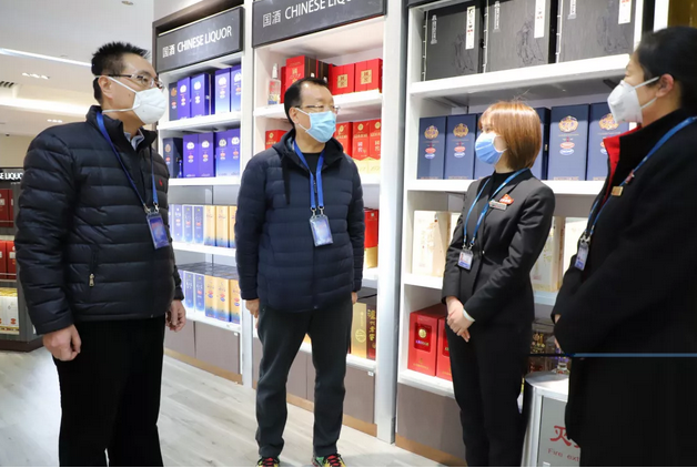 中國(guó)旅游集團(tuán)副總經(jīng)理王斌一行到首都機(jī)場(chǎng)免稅店慰問并檢查疫情防控工作